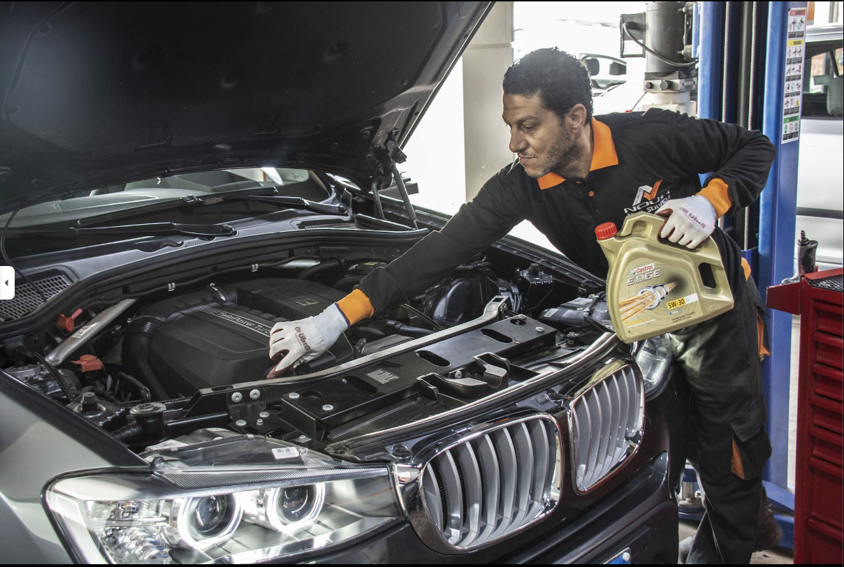 صيانة BMW داخل قسم الميكانيكا
