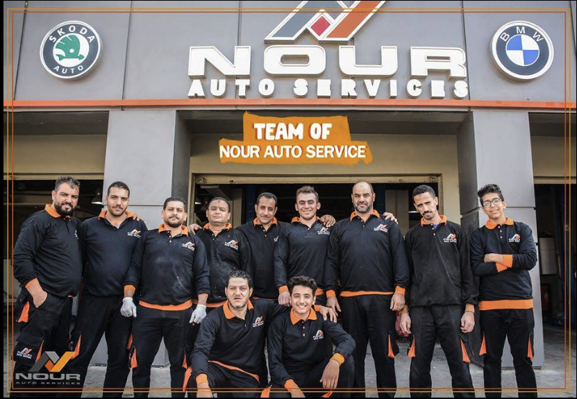 فني داخل المركز